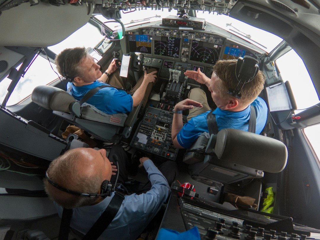 美国波音飞机公司为修改后的防止失速系统MCAS进行测试飞行，首席执行员米伦伯格（左下）也在该架进行测试的737 MAX 7型号机内。波音指，驾驶团队进行多项不同假设条件下的测试，飞机最后安全著陆。