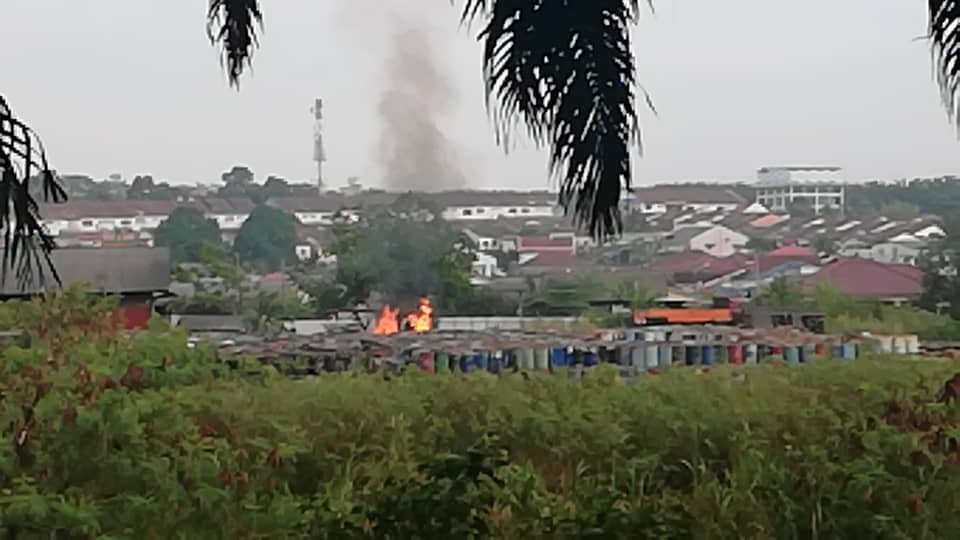 非法处理废油工厂燃烧油泥，发出难闻异味，令村民难受。现场被发现共有3处燃烧点。