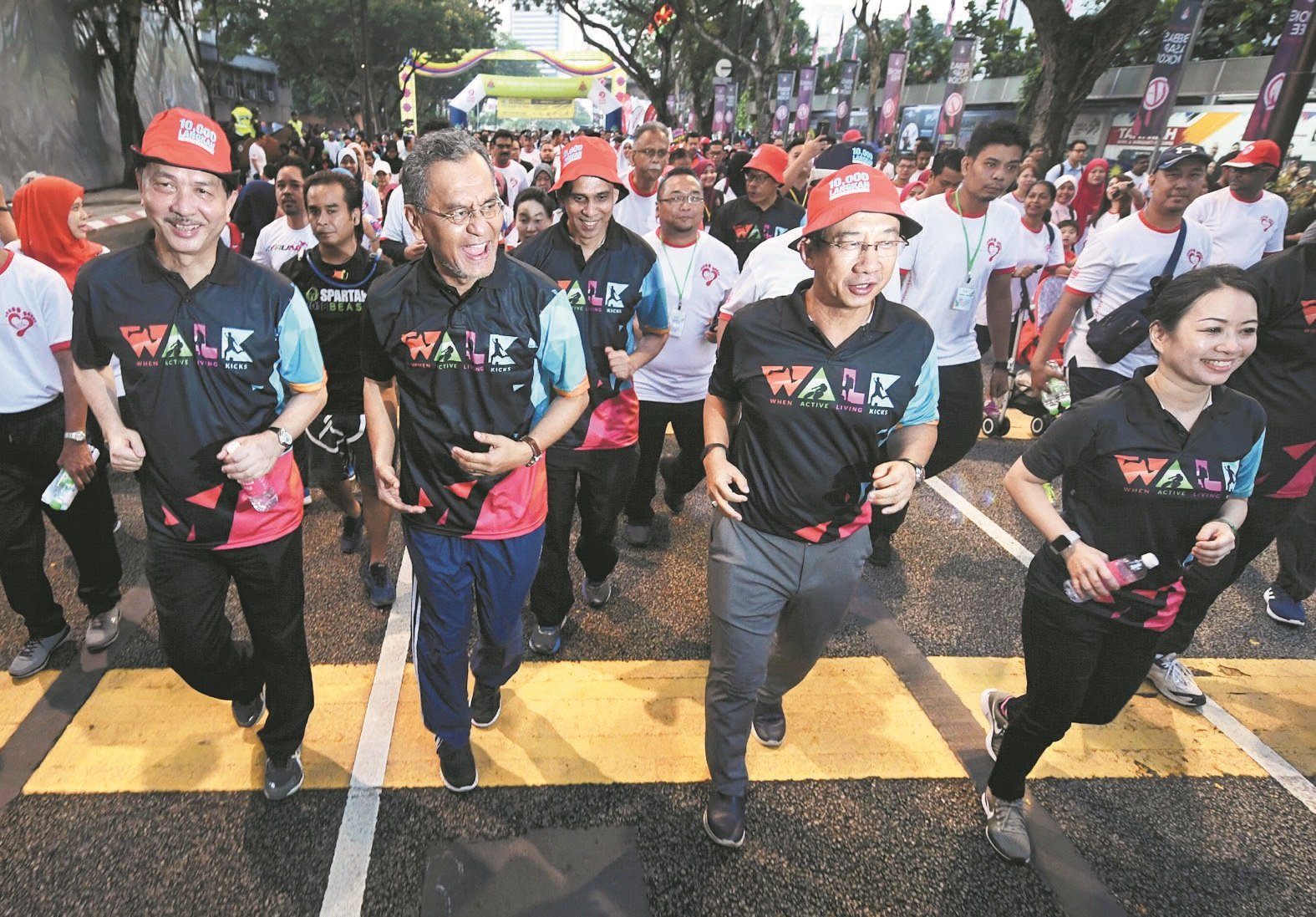 祖基菲里（左2）与参与者一同响应缓跑活动。左 起为卫生部总监拿督诺希山及秘书长拿督斯里陈 超明。