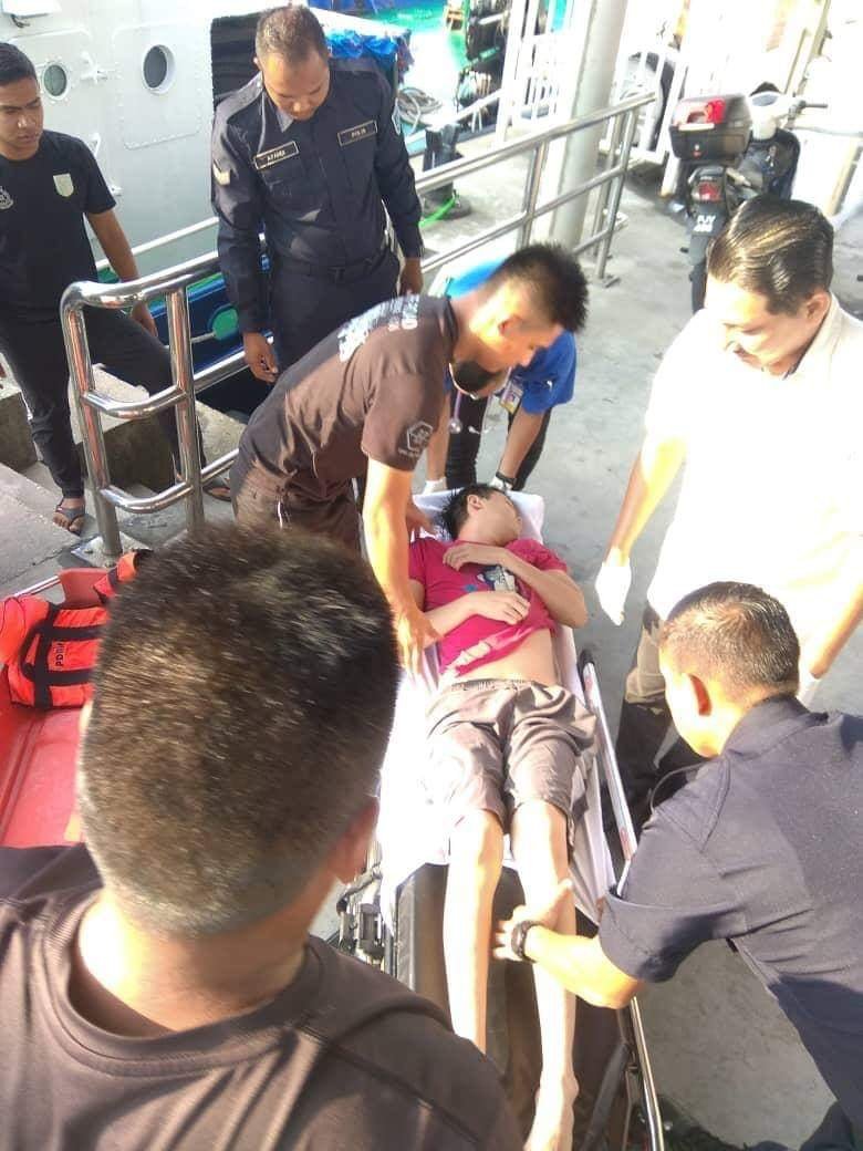 水警接获投报后，赶至现场把华男捞起，送往槟城中央医院抢救。