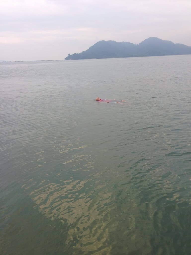 一名华裔男子被发现以仰卧的姿势，漂浮在槟城大桥附近的海域上。