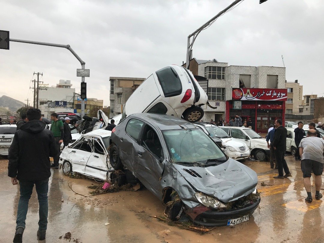 伊朗连日暴雨所造成的洪灾，导致不少民居及基础设施遭到严重损毁。法尔斯省设拉子的一处街道，几辆汽车遭洪水冲击而堆叠在一起，其灾害威力之大可见一斑。