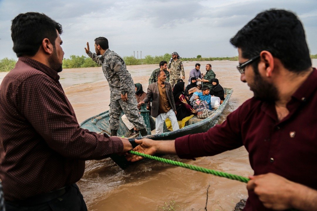 伊朗当局下令，立即撤离西部省份遭洪水袭击的城市。这是伊朗士兵在被淹没的胡齐斯坦省阿瓦士县，利用船只协助灾民撤离一片泽国的灾区。