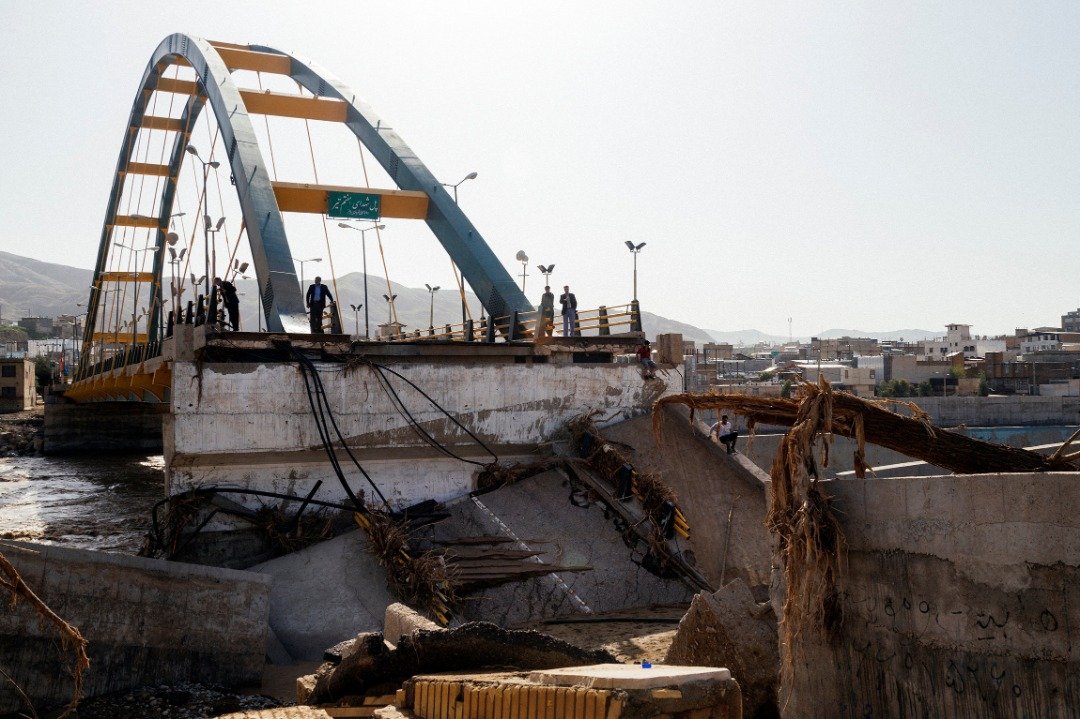 洛雷斯坦省一座被洪水摧毁的桥梁，有民众在断毁的桥上观望。36%的公路在此次洪灾中受到损毁。