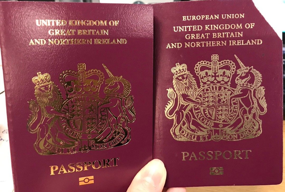 当地时间上周五收到新护照的英国国民巴龙，在社交媒体推特上传该照片，显示她已获得的新版护照（左），并拿出旧版护照对比，写道“真的很震惊”。新版护照没有欧盟字眼。