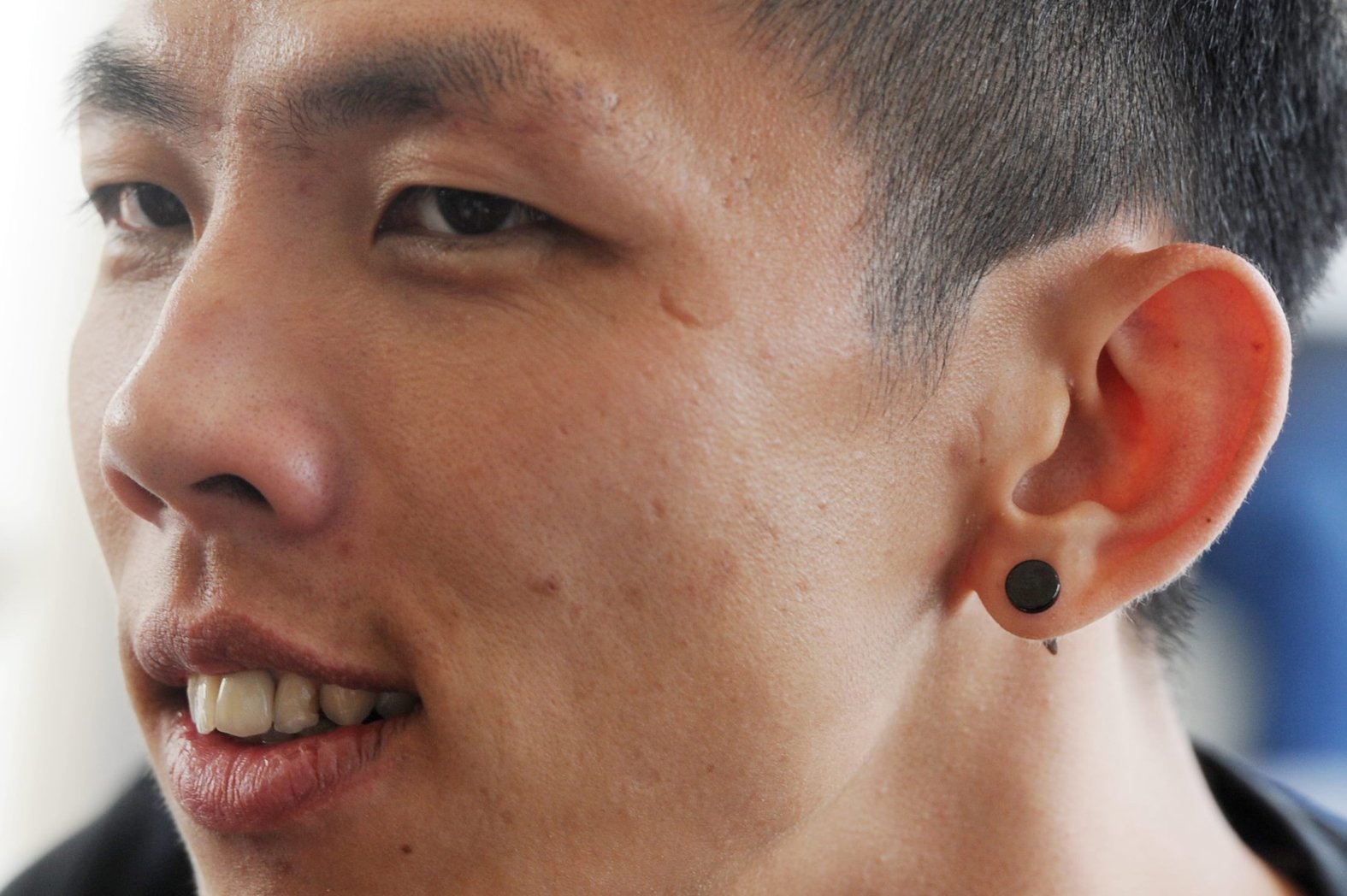陈凯强左耳健全，碰巧有打上耳针，所以他每次都会和友人说：“如果想要告诉我悄悄话，请对著我这个有耳环的耳朵说。”