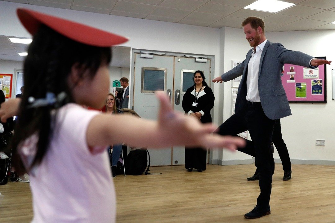 英国哈里王子上周三访问伦敦西部基督教青年会（YMCA）时，教一群上芭蕾舞的小女孩如何保持身体平衡。