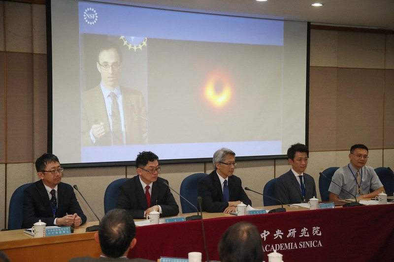 中研院10日晚间与全球其他5地点举行同步记者会，公布事件视界望远镜（EHT）计画成功拍到人类史上首张超大质量黑洞影像，这也是本世纪天文跟物理学界重大的发现之一。