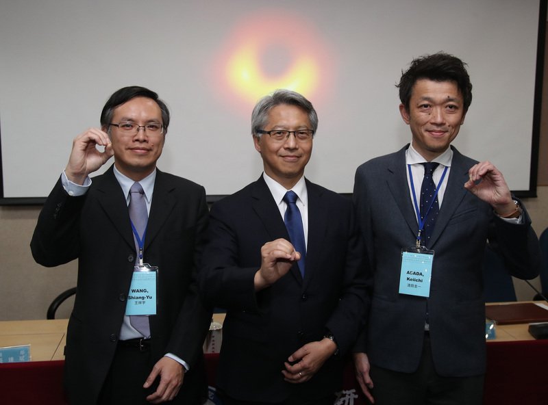 会后中研院长廖俊智（中）、天文所副所长王祥宇（左）与副研究员浅田圭一（右）合影留念。