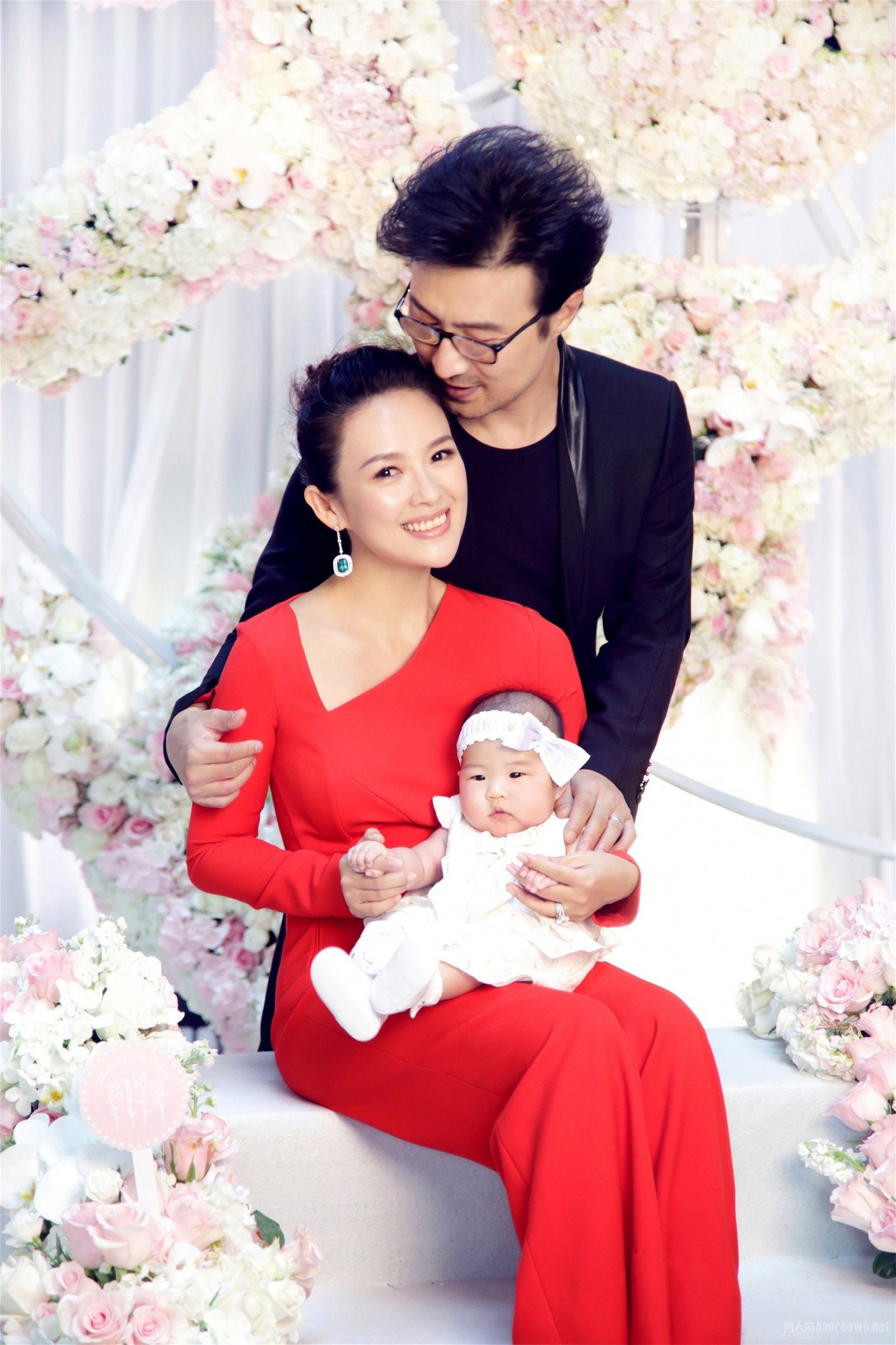 章子怡是国际巨星，对于办婚礼、当一日公主理应没有渴望，但近期她在中国节目《妻子浪漫旅行第二季》上透露，仍期待老公汪峰给她一个婚礼。