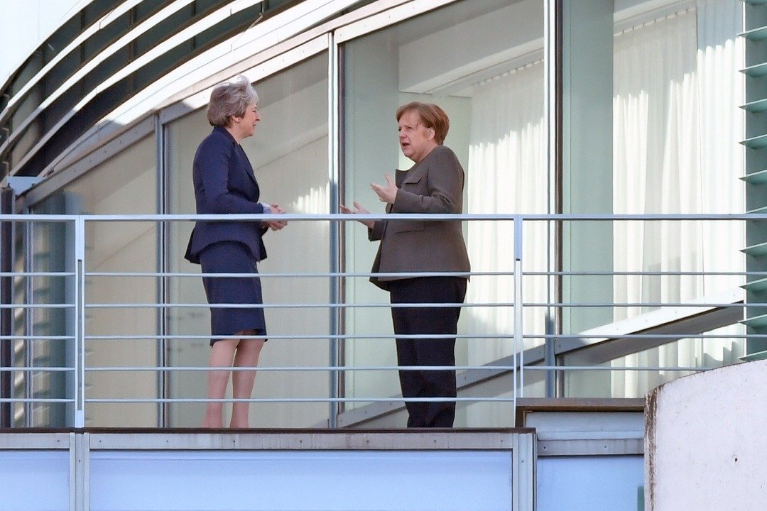 英国首相特丽莎梅（左）到访柏林与德国总理默克尔会晤，寻求对方支持英国延后脱欧期限至6月30日。
