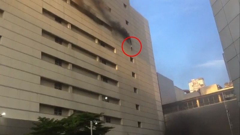 有人直楼从高楼跳下逃生。