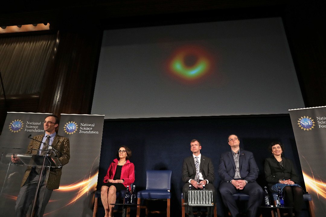 EHT计划负责人、哈佛大学和史密森尼天体物理中心地平线望远镜主任多尔曼，于大马时间周三晚在华盛顿国家新闻俱乐部举行的全球6地视讯连线记者会上，发布人类史上首张黑洞照片。