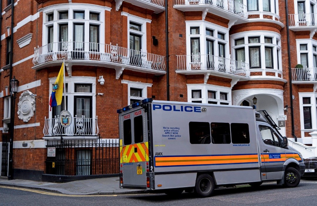位于英国首都伦敦的厄瓜多尔大使馆外，周四可见有警车停在路旁。