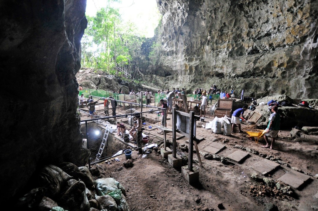 吕宋岛卡拉奥洞穴位于菲律宾北部。由法国巴黎国家自然历史博物馆的古生物学家德特奥伊领导的研究团队，在该洞穴发现到约5万年前居住在此的新人种。