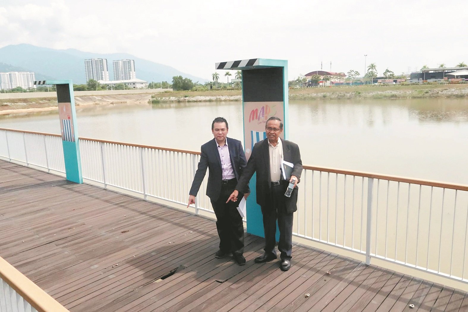 张哲敏（ 左） 表示， 耗资 28万令吉的“自拍步道”营 运不到一年，即因为安全问 题，如桥梁出现破洞而被关 闭，右为哈丁。