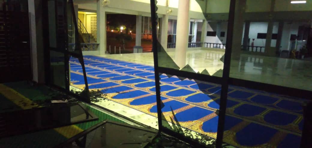 边佳兰海军基地清真寺玻璃门窗被震碎。