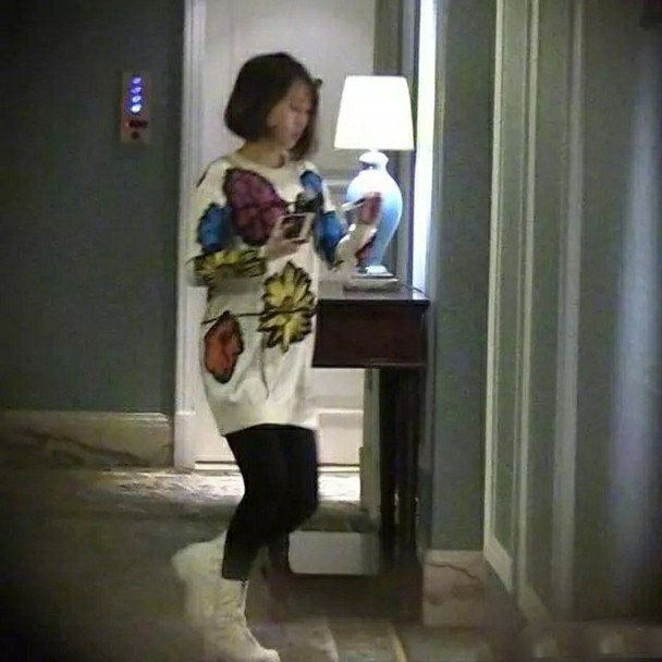 被网民嘲“矮小黑”的毕滢，被拍到在重庆酒店间拿着验孕棒穿梭于张丹峰的房间。