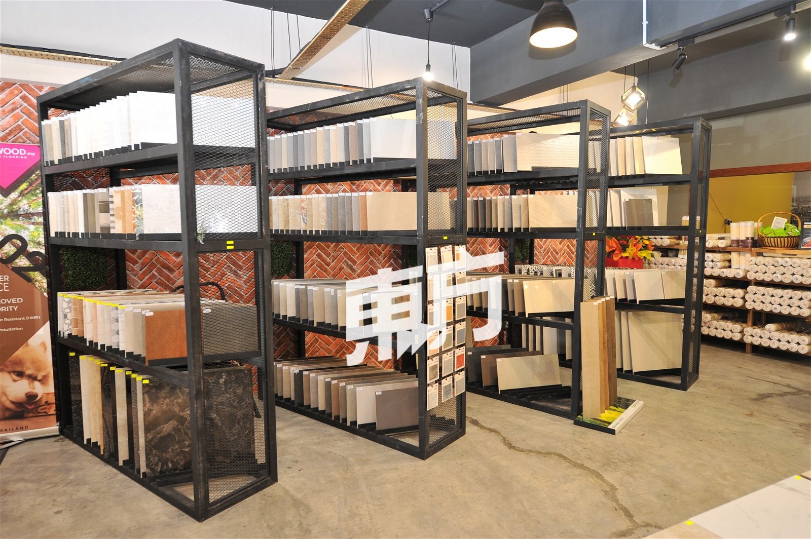 店内采用的“图书馆展示”模式，方便消费者筛选瓷砖款式。