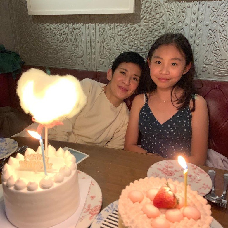 吴君如晒出为女儿庆祝13岁生日的照片。
