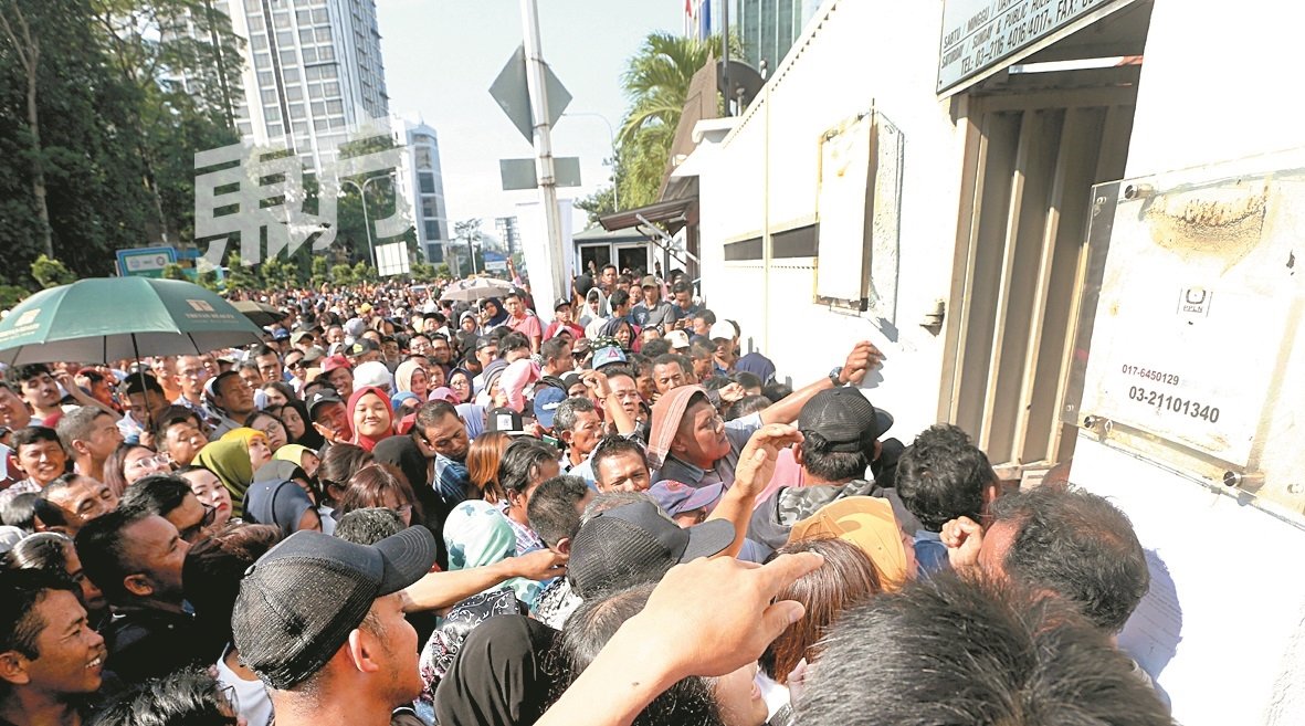 大批印尼公民争相挤进大使馆内投票。（摄影：骆曼）