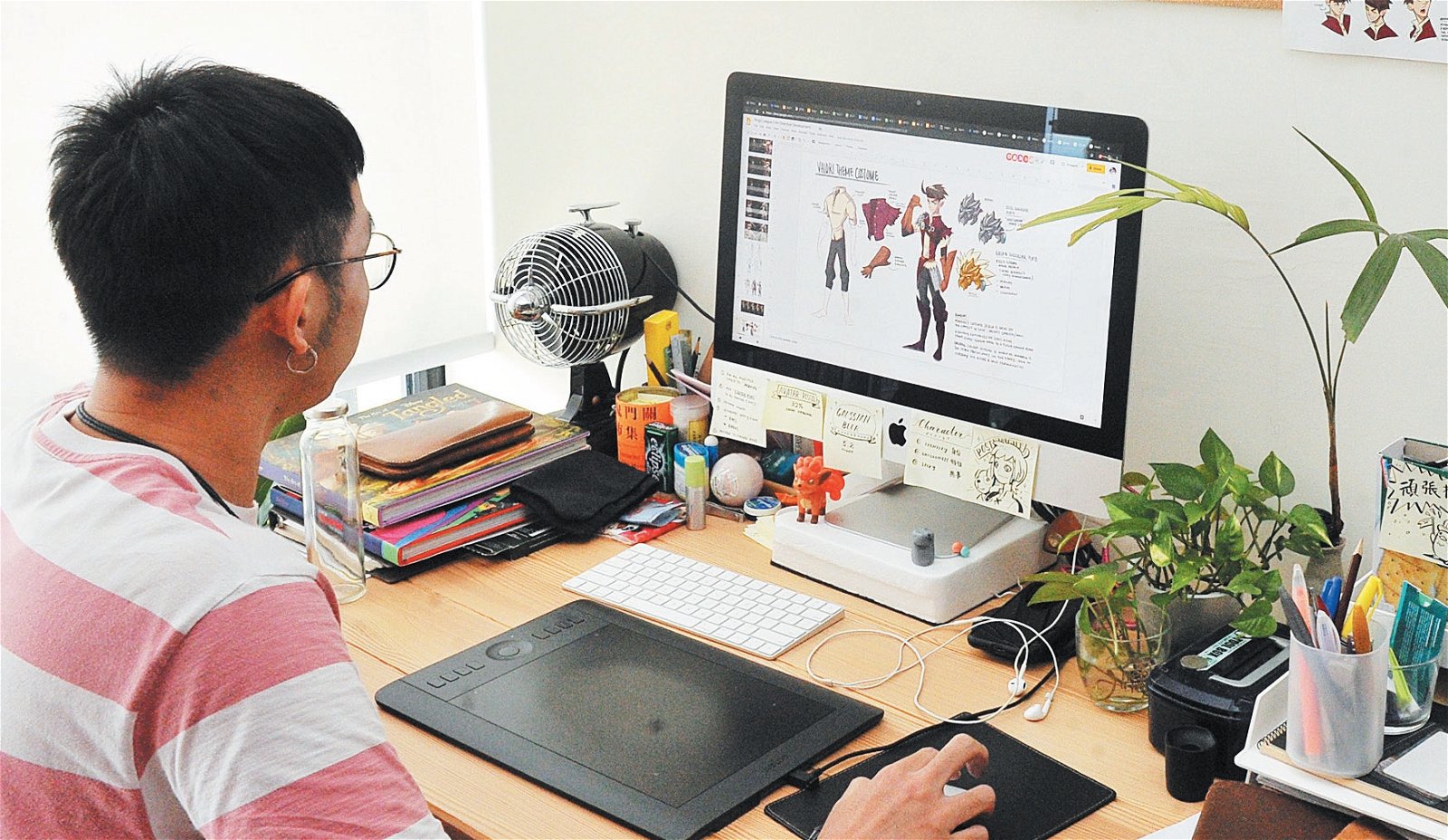 工作室如今正如火如荼地赶制《国王联盟2》，游戏美术员林佳泽的电脑上贴著小纸条，提醒自己在为角色设计造型时必须紧紧围绕身份、特征和故事。