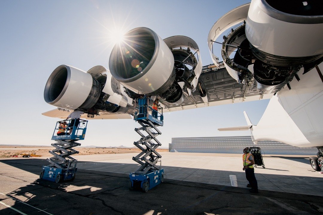 ROC飞机配有6个波音747的引擎，可升空至超过1万公尺高度。该飞机旨在为军事、私人公司、甚至美国太空总署（NASA），提供更经济进入太空的方式。这是工作人员在为飞机组装引擎。-平流层发射系统-