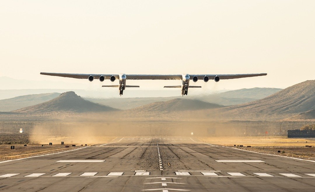 ROC飞机周六在美国加利福尼亚莫哈韦沙漠成功首飞，这是飞机在起飞的那一刻扬起地面上阵阵的尘土，场面尤为壮观。-平流层发射系统-