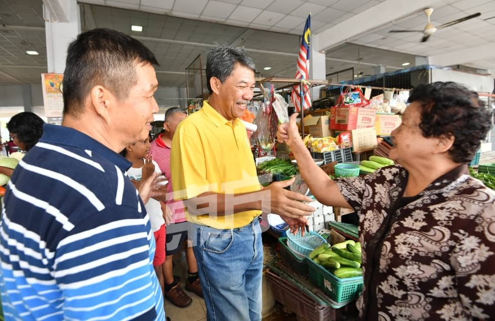 莫哈末哈山（中）周日早上在晏斗北干菜市场谢票，接受选民的祝贺。（摄影：张真甄）