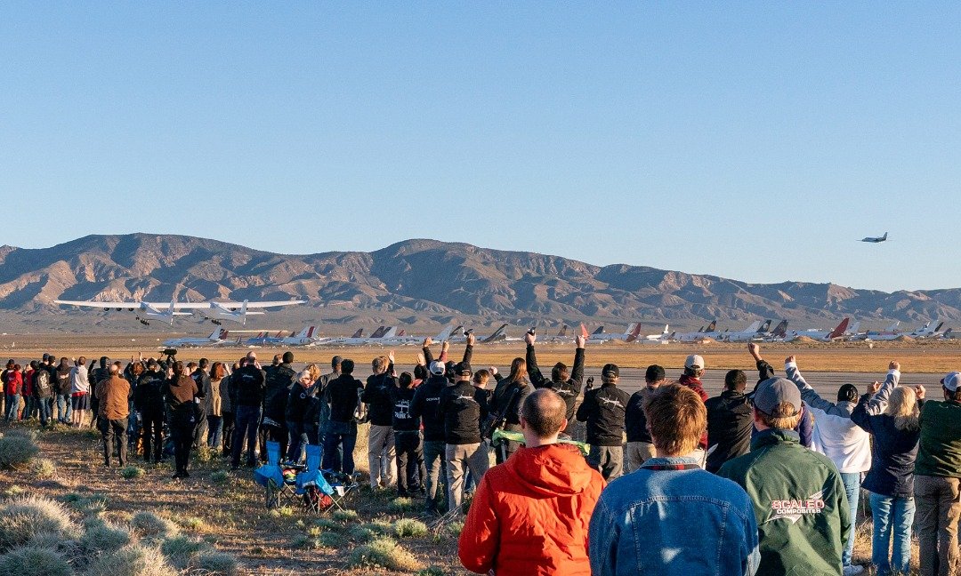 在莫哈韦沙漠上空翱翔了两个多小时后，ROC飞机顺利的回到莫哈韦太空港，在试飞现场的数百民众纷纷高举双手并欢呼叫好。-平流层发射系统-