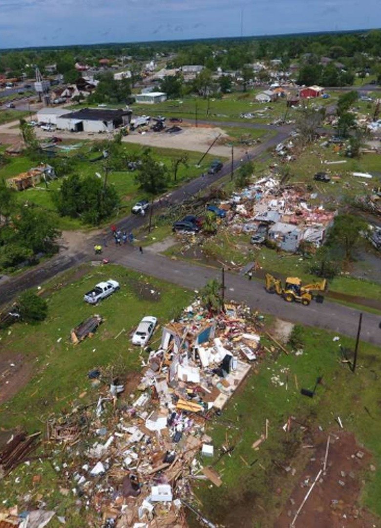 美国得州中部小镇富兰克林的南部受到龙卷风破坏，约有10多人受伤，均无生命危险，但有60间房屋、一所教堂等建筑物损毁。这是在风暴过境之后，所留下的断瓦残垣。