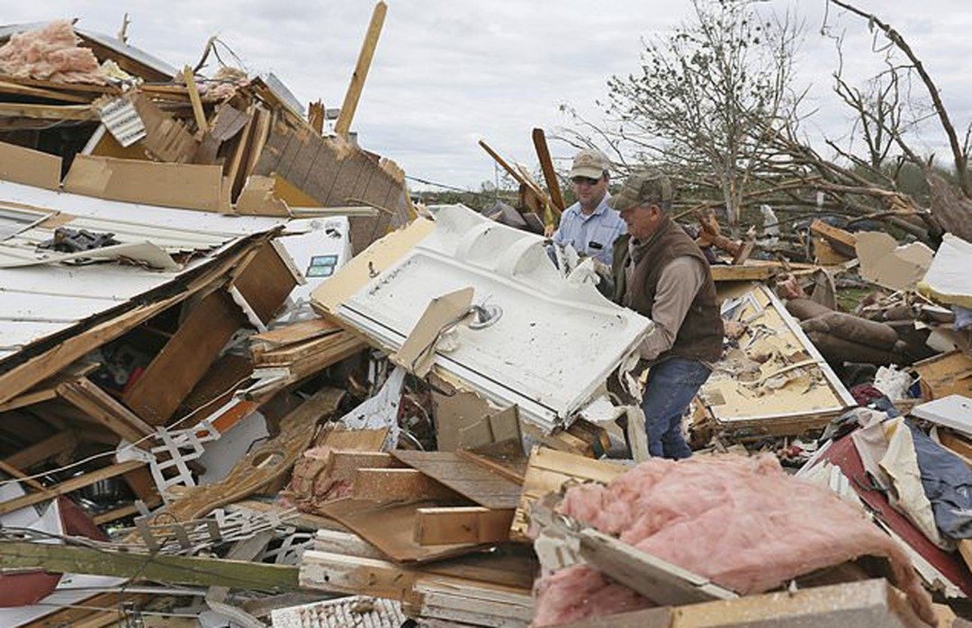 阿拉巴马州汉密尔顿市的两名灾民，周日在被龙卷风摧毁的家园残骸中携手寻找药物。17股龙卷风近两日，横扫了美国得州至阿拉巴马州，而风暴料将开始席卷东部沿海各州。