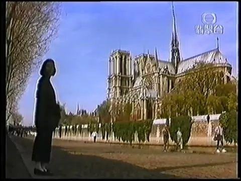 《日落巴黎》中张曼玉在圣母院前演出。