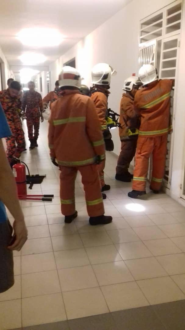 高级公寓冒浓烟，消拯员抵达现场时原以为是公寓失火，在破门救火后却发现原来是炼毒室失火。