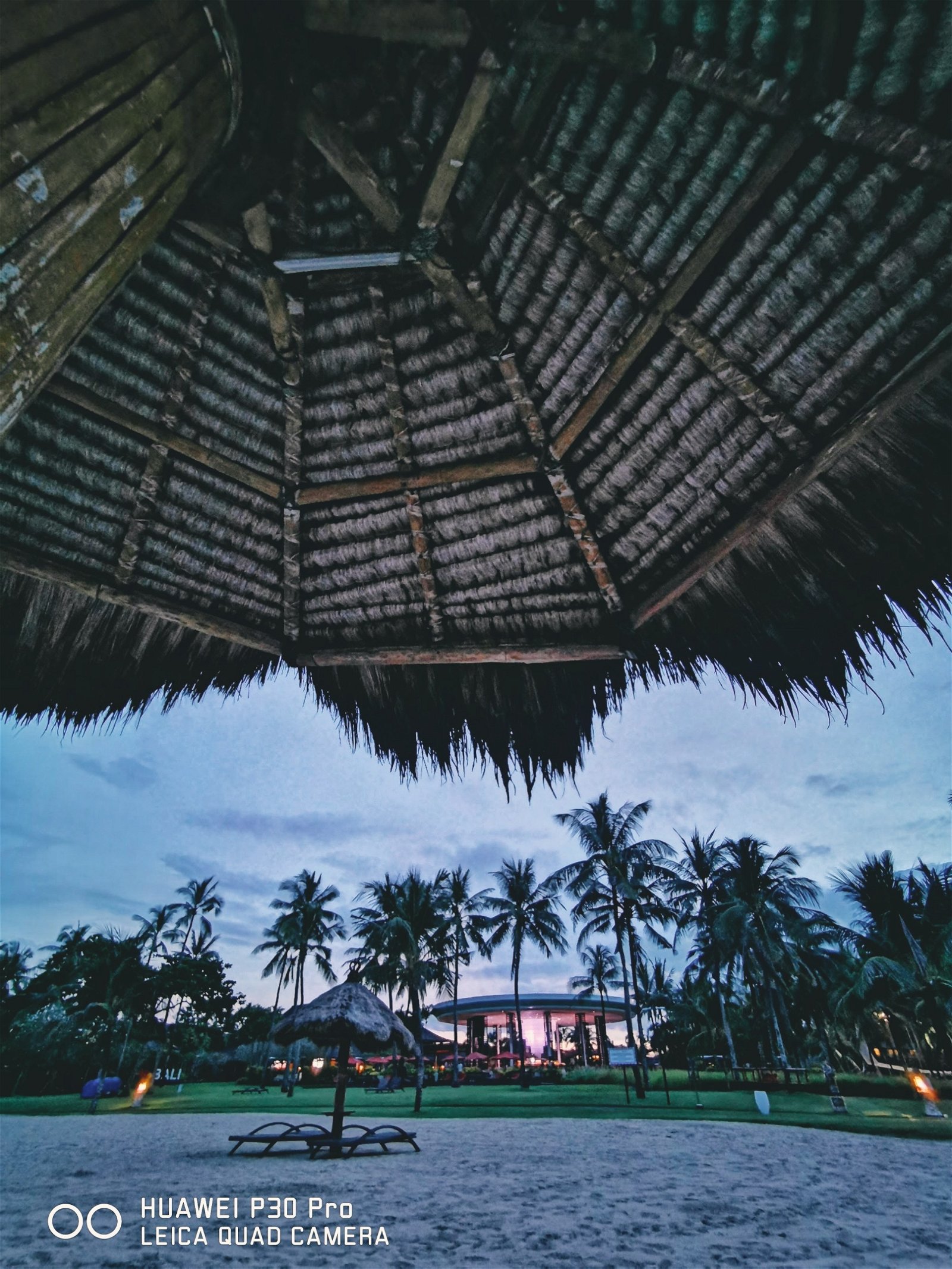 这是在晚上6时30分位于巴厘岛沙滩使用超级夜景模式和超级广角拍摄。Photo by smashpop