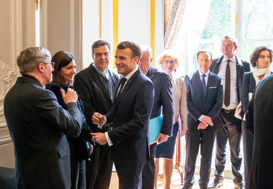 法国总统马克龙（右）周二宣布要在5年内重建完成巴黎圣母院后，他周三就在爱丽舍宫与相关人士召开闭门会议，包括圣母院代表、巴黎市长、联合国教科文组织总干事和相关内阁官员。-法新社-