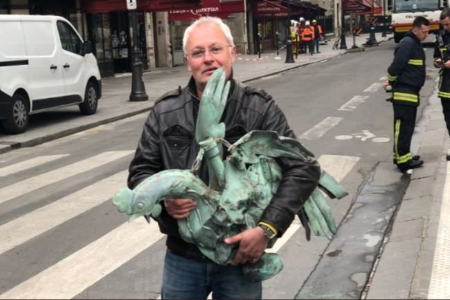 法国建筑联合会主席开心的抱著寻获的青铜制风向鸡。