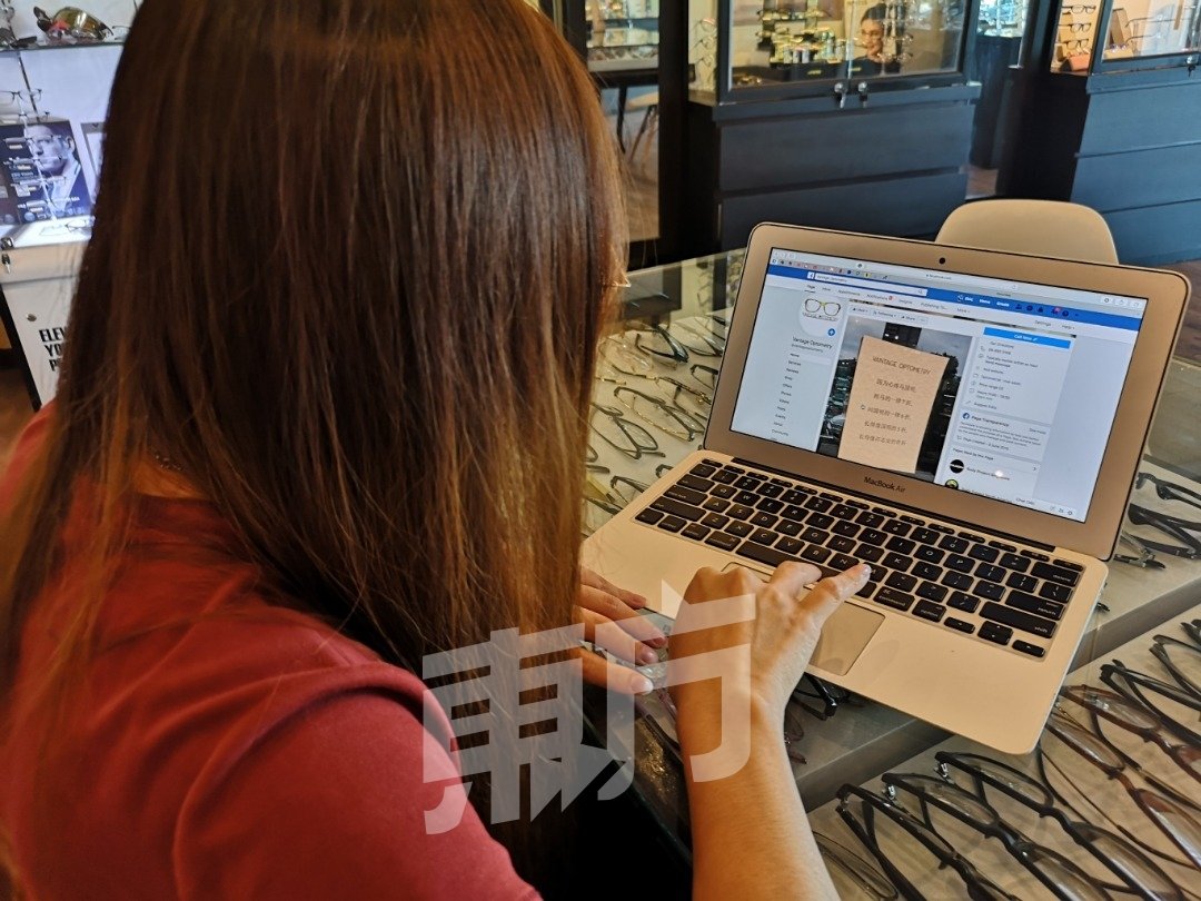 陈美慈在翻阅其公司面子书专页的网民留言，并坦言对这次“安心事件”的告示在网络引起大回响，深感惊讶。