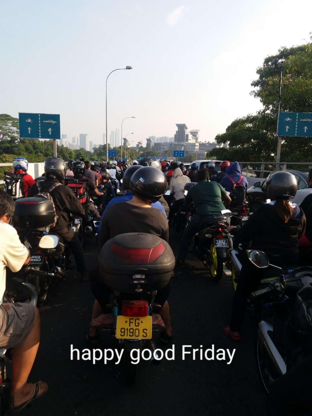 大批摩哆骑士周五清晨在新加坡关卡准备出境的情景。(图取自网络)