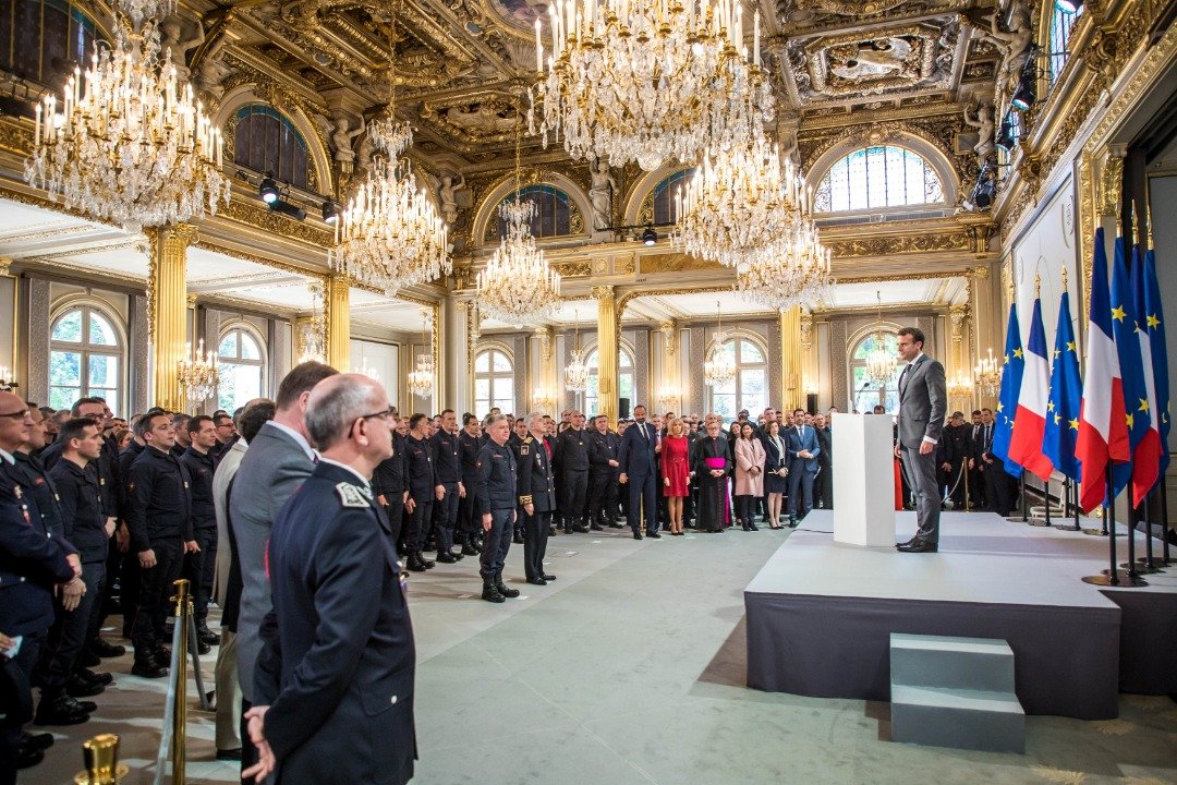 法国总统马克龙（右）在总统府爱丽舍宫，表彰参与圣母院大火救援工作的约250名消防员，称他们是“最佳典范”。