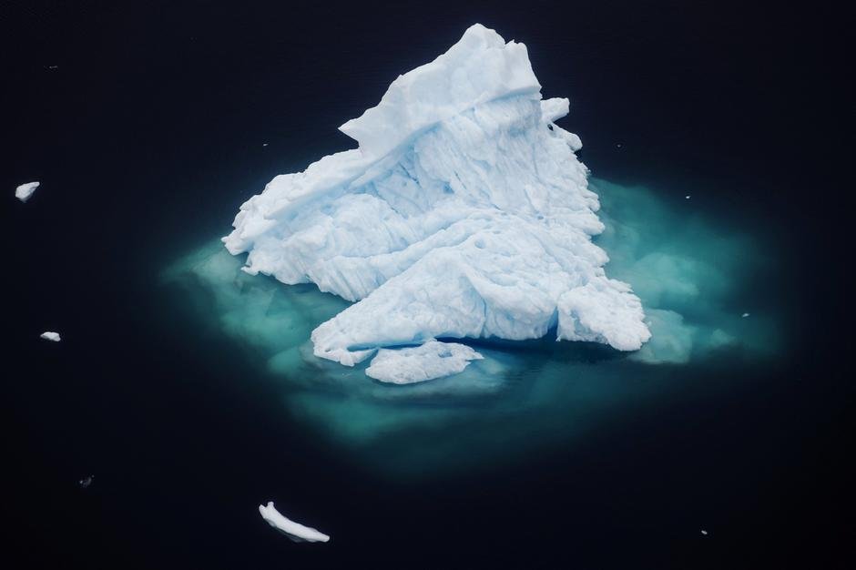 全球暖化导致冰山消融的速度愈来愈快，不仅对海洋生态造成极大伤害，还为地球每一个角落带来负面影响。这是漂浮在格陵兰岛塔斯拉克小镇附近的一座冰山。