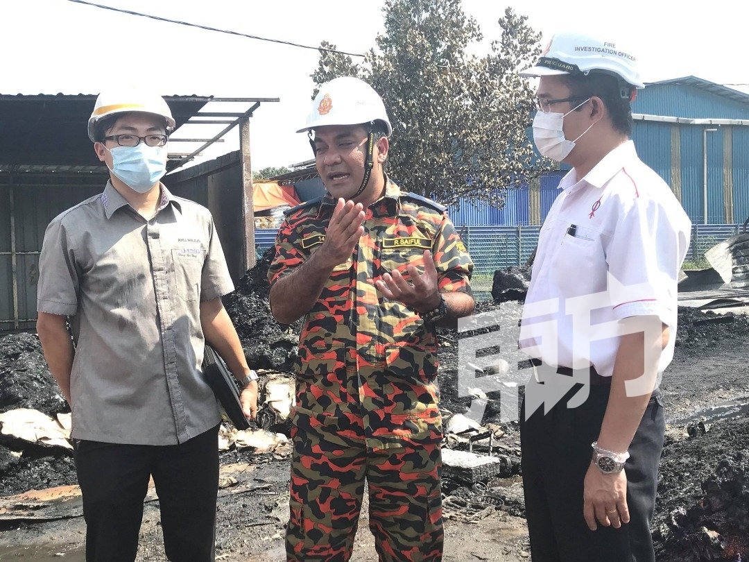 黄勃扬（左起）、塞夫及陈泓宾巡视失火的塑胶回收厂。（摄影：陈韦菘）