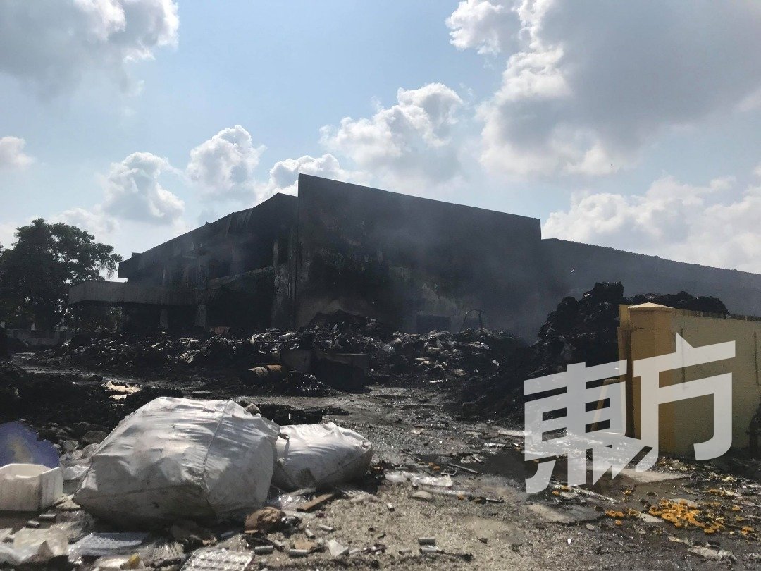 火势燃烧长达15小时，直至周五清晨才完全扑灭，工厂已付之一炬，保守估计损失500万令吉。（摄影：陈韦菘）