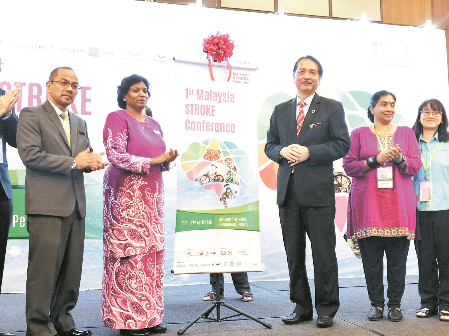 诺希山（右3）在槟州卫生局副主任伊丽莎白（左2起）及马来西亚神经内科专科主任珊迪医生陪同下，为第一届马来西亚中风研讨会主持开幕礼。