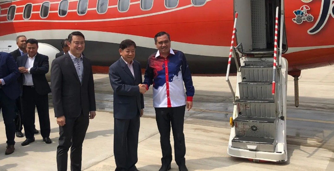陆兆福（右）搭乘飞荧航空飞往新加坡的航班，下机后获许文远的迎接。