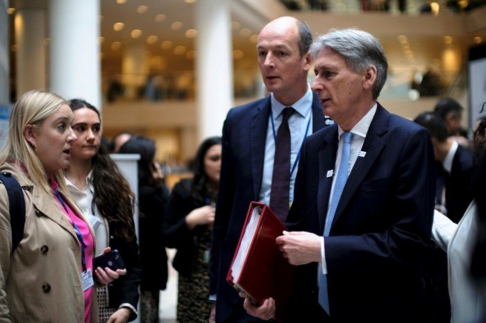 英国财政部长哈蒙德（右）到华盛顿，出席国际货币基金组织和世界银行的春季峰会。