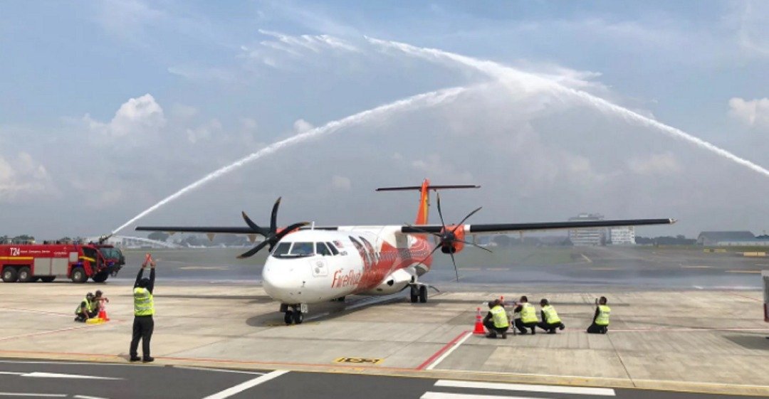 新加坡实里达机场为了纪念这趟具标志意义的航班，派出两部消防车在跑道两侧喷洒出拱形的“水门”，为飞机“接风洗尘”。
