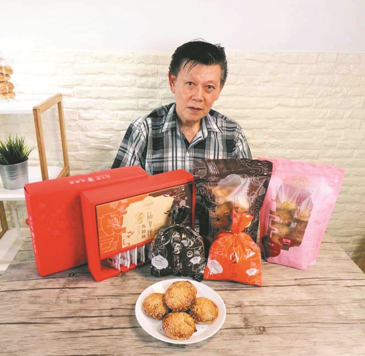 吴健池指元香饼家的仙女牌香饼，送礼自用两相宜，并有经济与精美包装的选择。