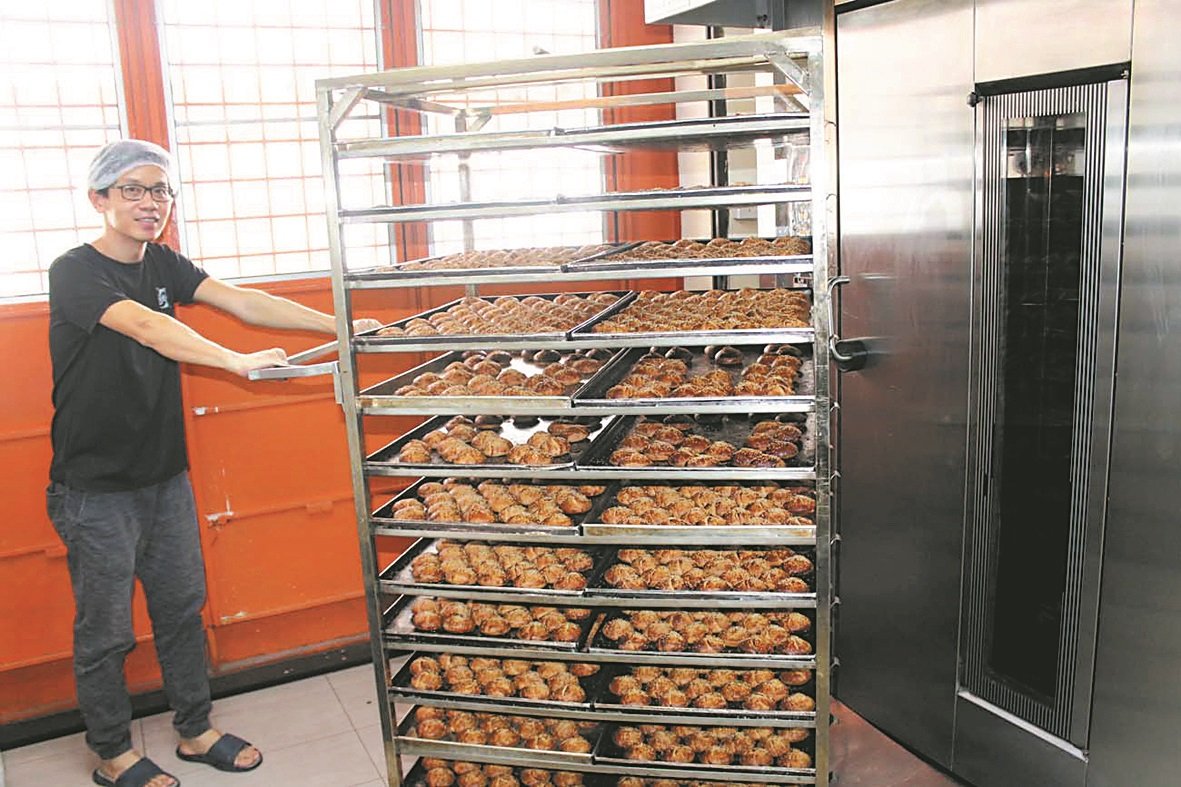 元香饼家的香饼生产技术与时并进，包括以大型烘炉烘焙，推广传统食品。