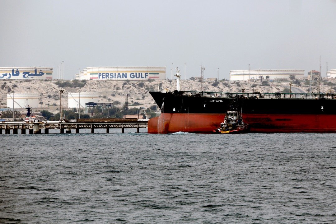 在美国宣布封杀伊朗石油出口后，国际原油价格达到6个月来新高。图为一艘伊朗油轮2017年3月，停靠在波斯湾岸边哈尔克岛的石油设施平台上。-法新社-